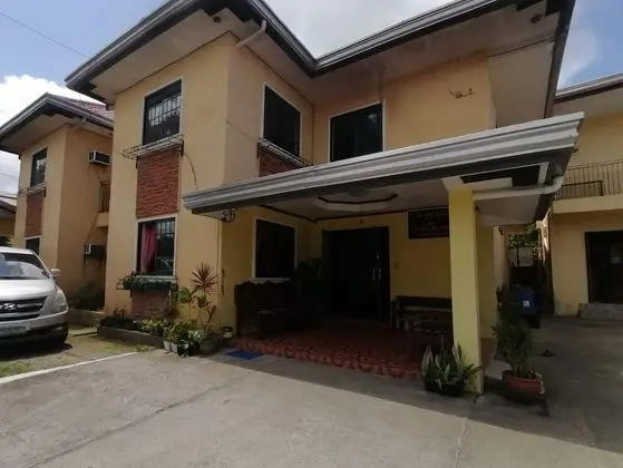 OYO 879  Lauriens Budget Hotel 2