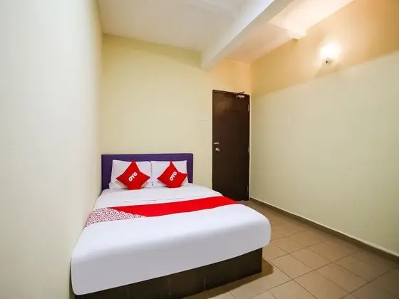 Oyo 89585 Hotel Happy Inn