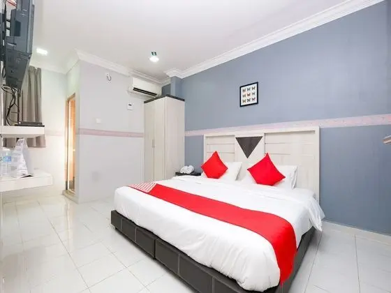 OYO 89587 IM Hotel