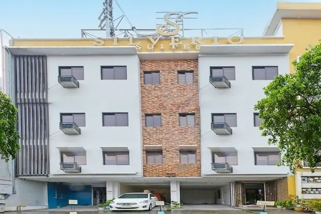 OYO 896 Silverio Suites