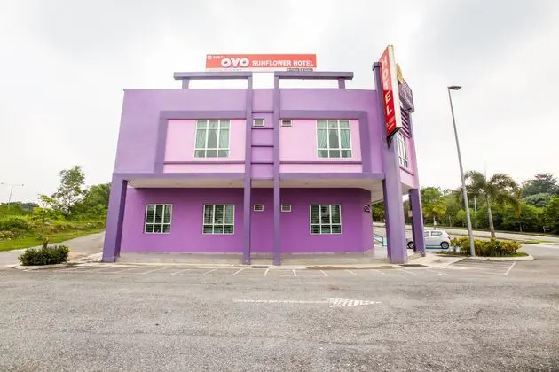 OYO 89677 Sunflower Hotel