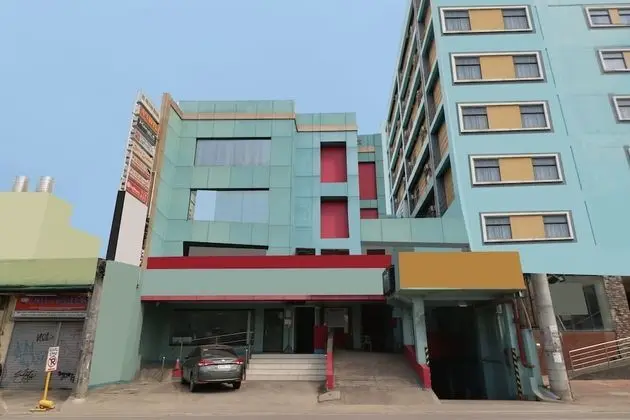OYO 898 Berts Condotel