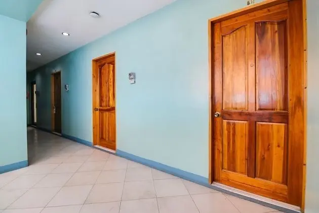 OYO 898 Berts Condotel - Lobi