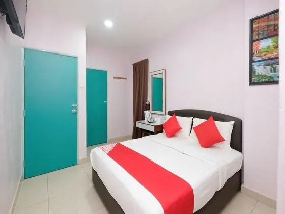 OYO 89877 Sun Triang Hotel