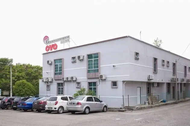 OYO 89930 Golden Guest House