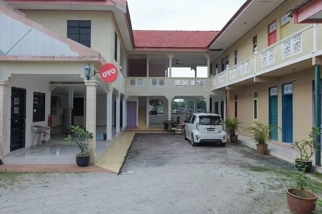 OYO 90018 River Village Hotel
