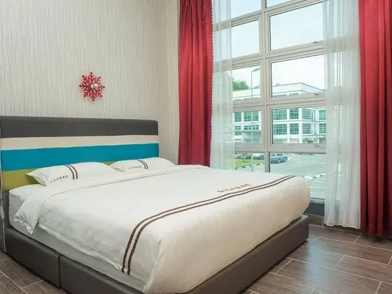 OYO 90082 Red's Hotel