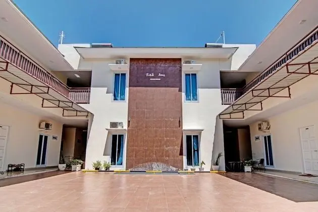 OYO 91269 R&s Living Residence
