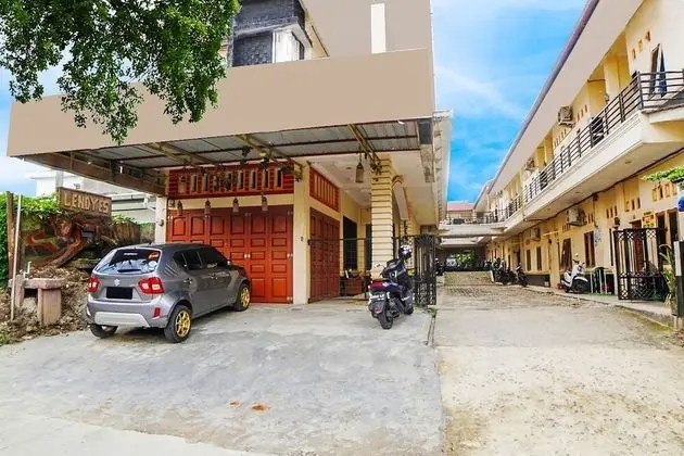 OYO 91647 Sanina Residence