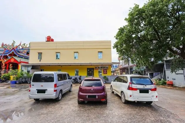 OYO 91659 City Residence - Otopark