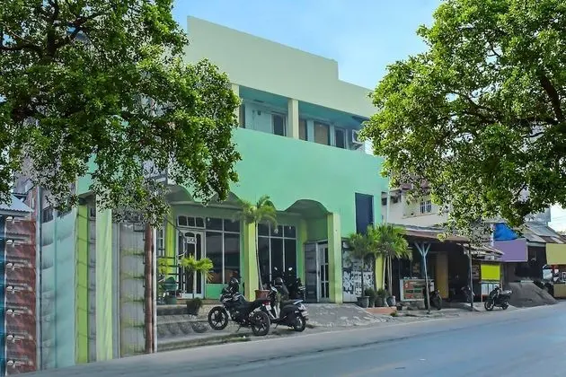 OYO 91721 Hotel Brenton - Dış Mekan