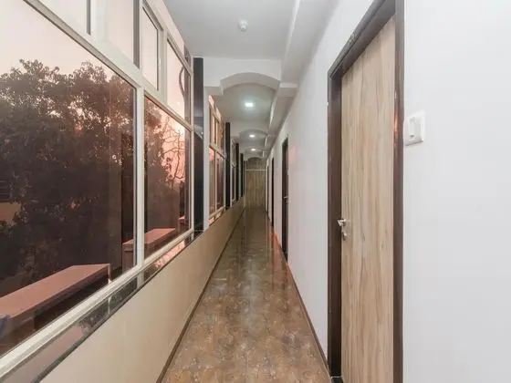 OYO 9849 Hotel Divine Residency - İç Mekan