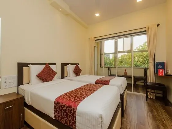 OYO 9849 Hotel Divine Residency - Oda