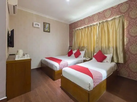 OYO 998 Queen City Hotel