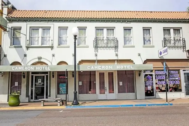 OYO Cameron Historic Hotel Brownsville I-69E