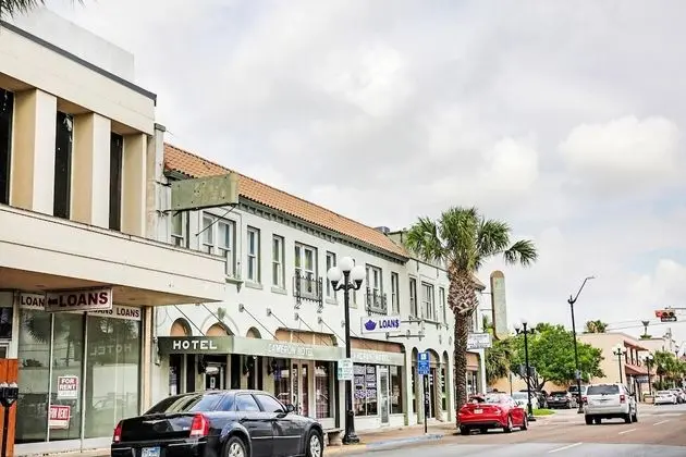 OYO Cameron Historic Hotel Brownsville I-69E