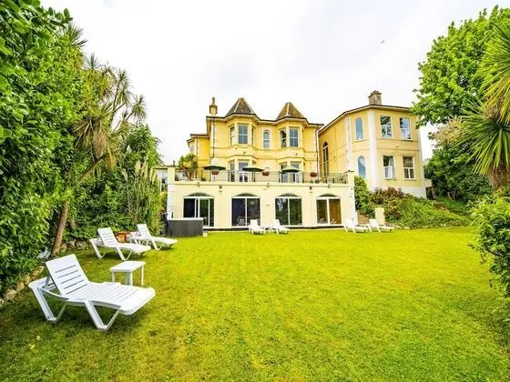 OYO Crofton House Hotel