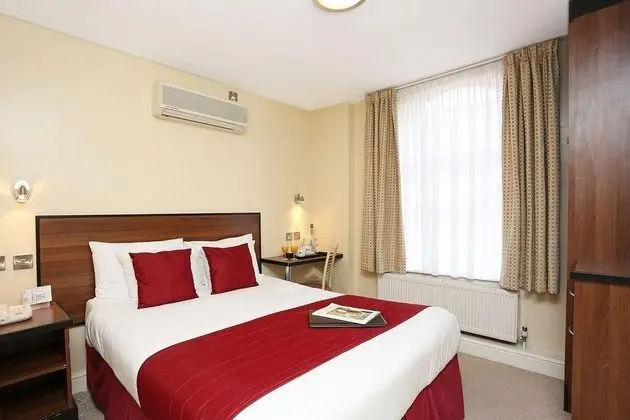 OYO Elysee Hotel