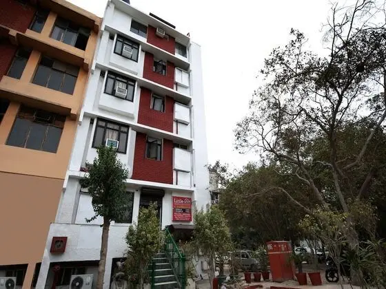 OYO Flagship 15411 pachim vihar metro station