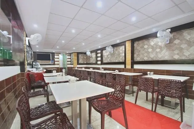 OYO Flagship 5360 Hotel Nash Inn - Yerinde Yemek