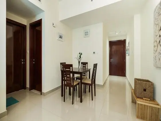OYO Home 233 1BHK Marina Suites - Mutfak