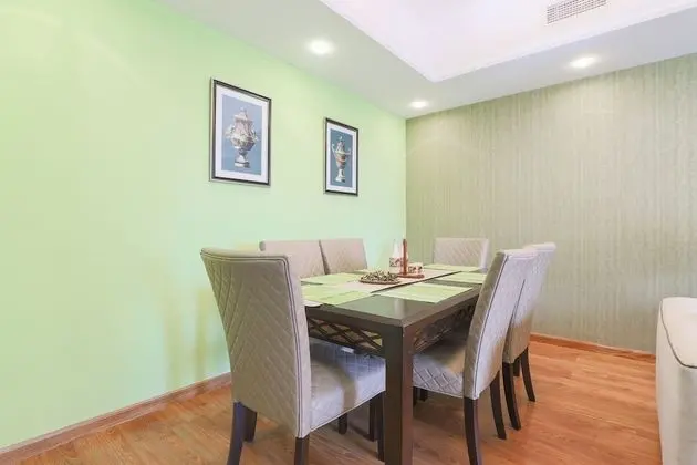 OYO Home 300 2BHK Al Waleed Paradise JLT - Oda Düzeni