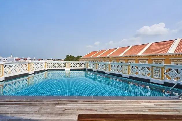 OYO Home 44077 The Platinum Hotel & Suites- King - Havuz