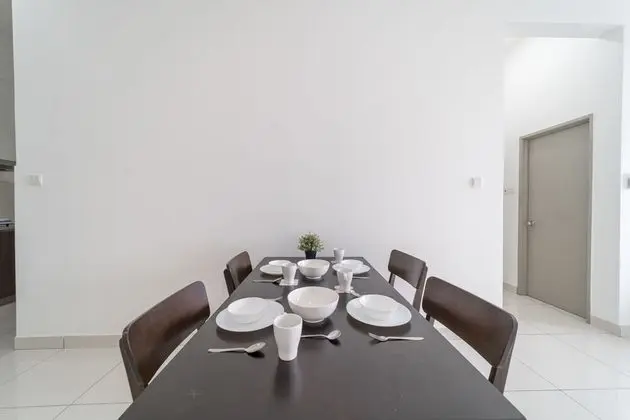 OYO Home 790 Premium 2BR Vue Residences - Lobi