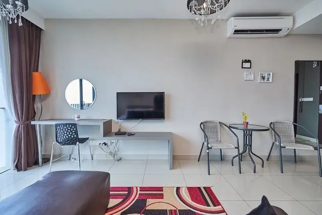 OYO Home 89316 Special Studio Setia Alam Trefoil - Oda
