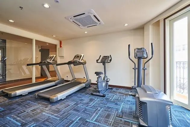 OYO Home 89378 The Platinum Suites - Fitness