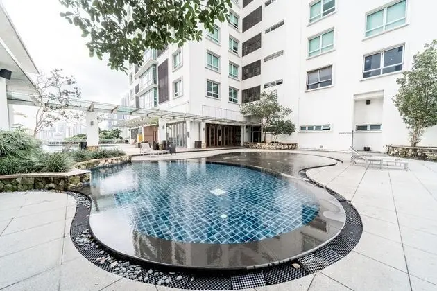 OYO Home 89722 Beautiful 1br Dua Sentral - Memoire Suites - Havuz