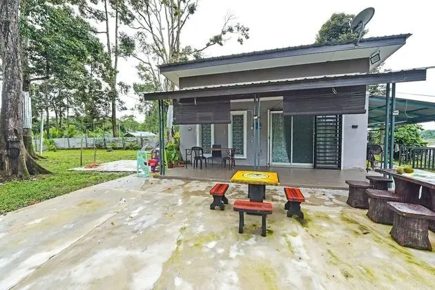 OYO HOME 90682 Liliz Mambang Farmstay