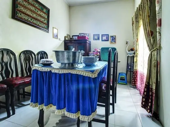 OYO HOMES 91242 Desa Wisata Cibuntu - Yerinde Yemek