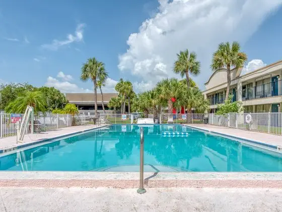 OYO Hotel Pinellas Park - St. Petersburg North US- - Havuz
