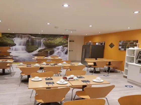 OYO The Shores Hotel - İç Mekan