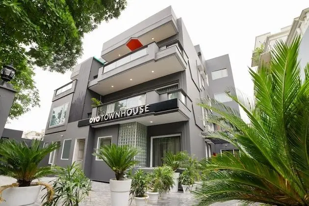 OYO Townhouse 120 Shushant Lok