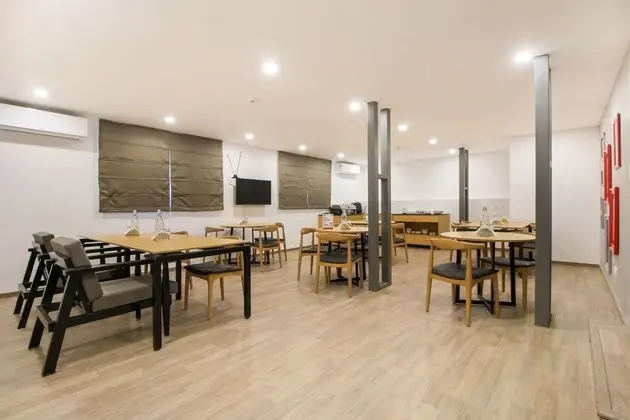 OYO Townhouse 180 Sant Regency - Yerinde Yemek