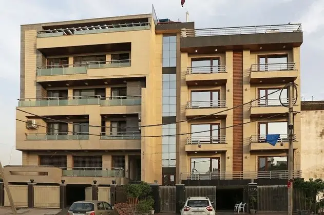 OYO TOWNHOUSE 460 H C Grand