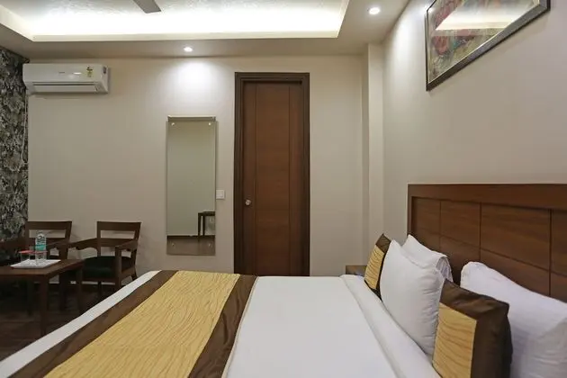 OYO TOWNHOUSE 460 H C Grand - Oda