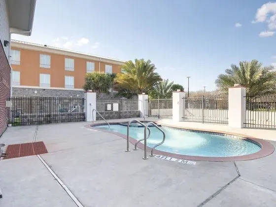 OYO Townhouse Clute Lake Jackson - Havuz