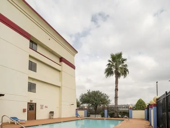 OYO Townhouse Houston Airport North - Havuz