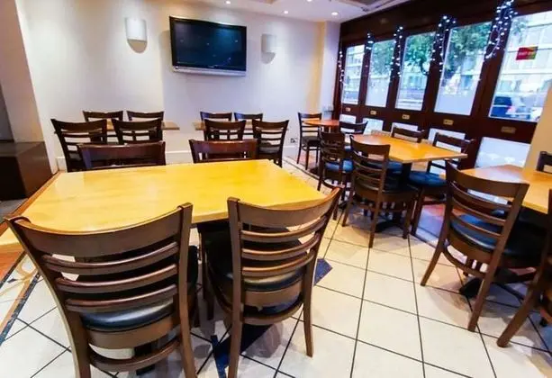 OYO VII Hotel & Indian Restaurant - Bar