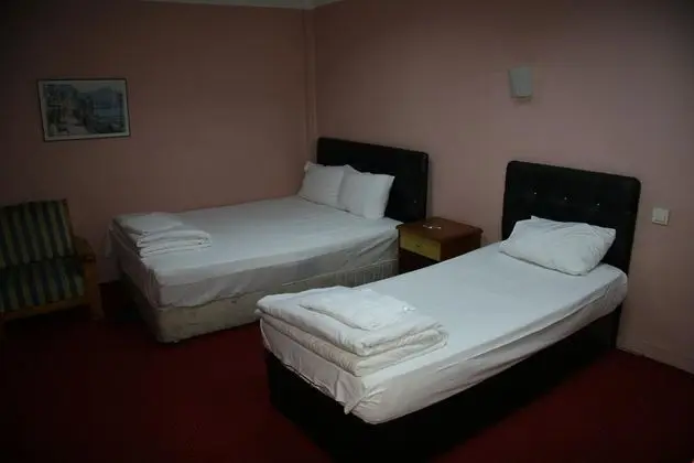 Öz Otel Altınbaşak - İki Tekli Yatak