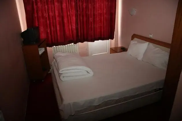 Öz Otel Altınbaşak - Yatak Odası