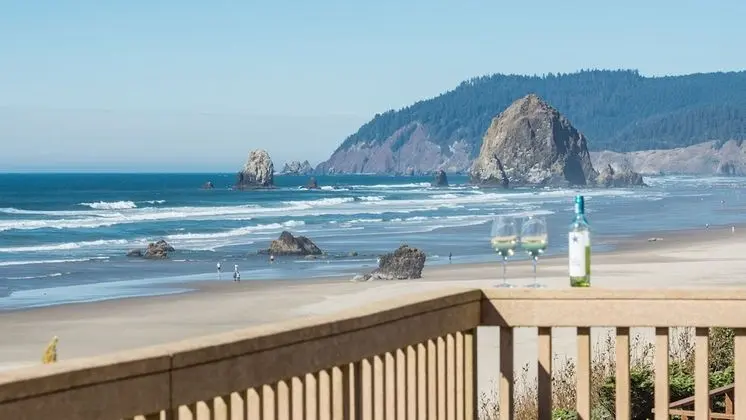 Pacific House by Avantstay Bright Airy Home w/ Direct Access to Cannon Beach