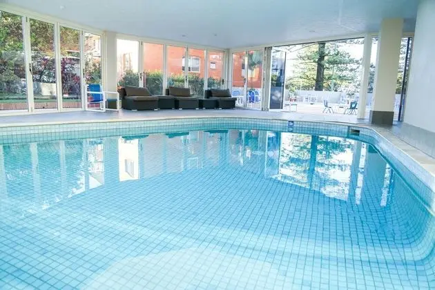 Pacific Regis Apartments - Havuz