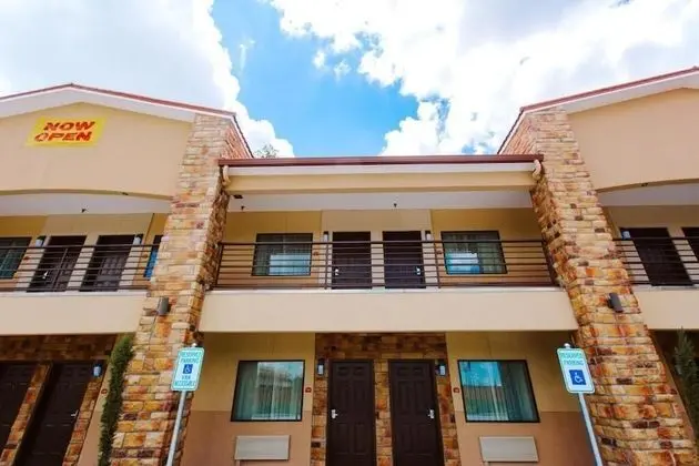 Palace Inn and Suites - Willowbrook Mall