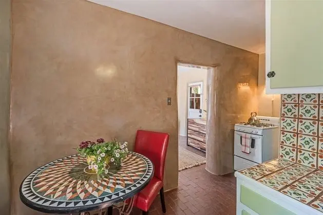 Paloma - Historic Adobe One Block to Canyon Road, Five Blocks to The Plaza, Gorgeous Furnishings, Fireplace, Hot Tub - Mutfak