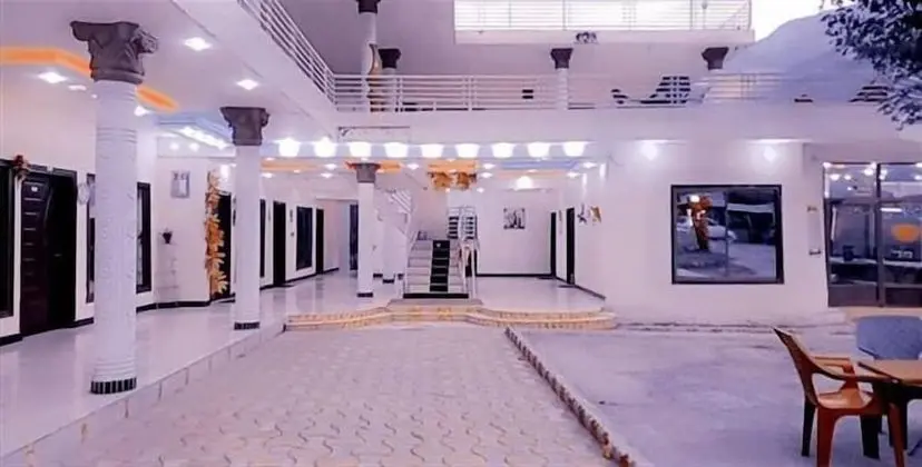 Pameer Continental Hotel and Restaurant - Lobi