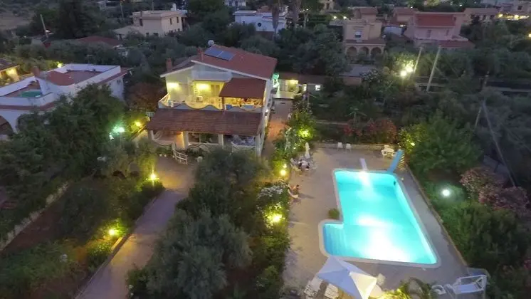 Panoramic Apartment in Villa With Pool and Garden Wi-fi - 1